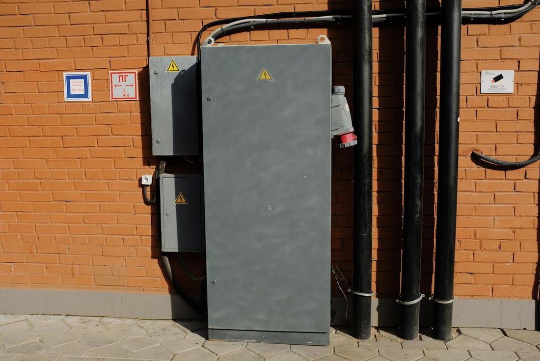 Electrical changeover and supply cabinet that connects an inverter or generator to the main supply safely