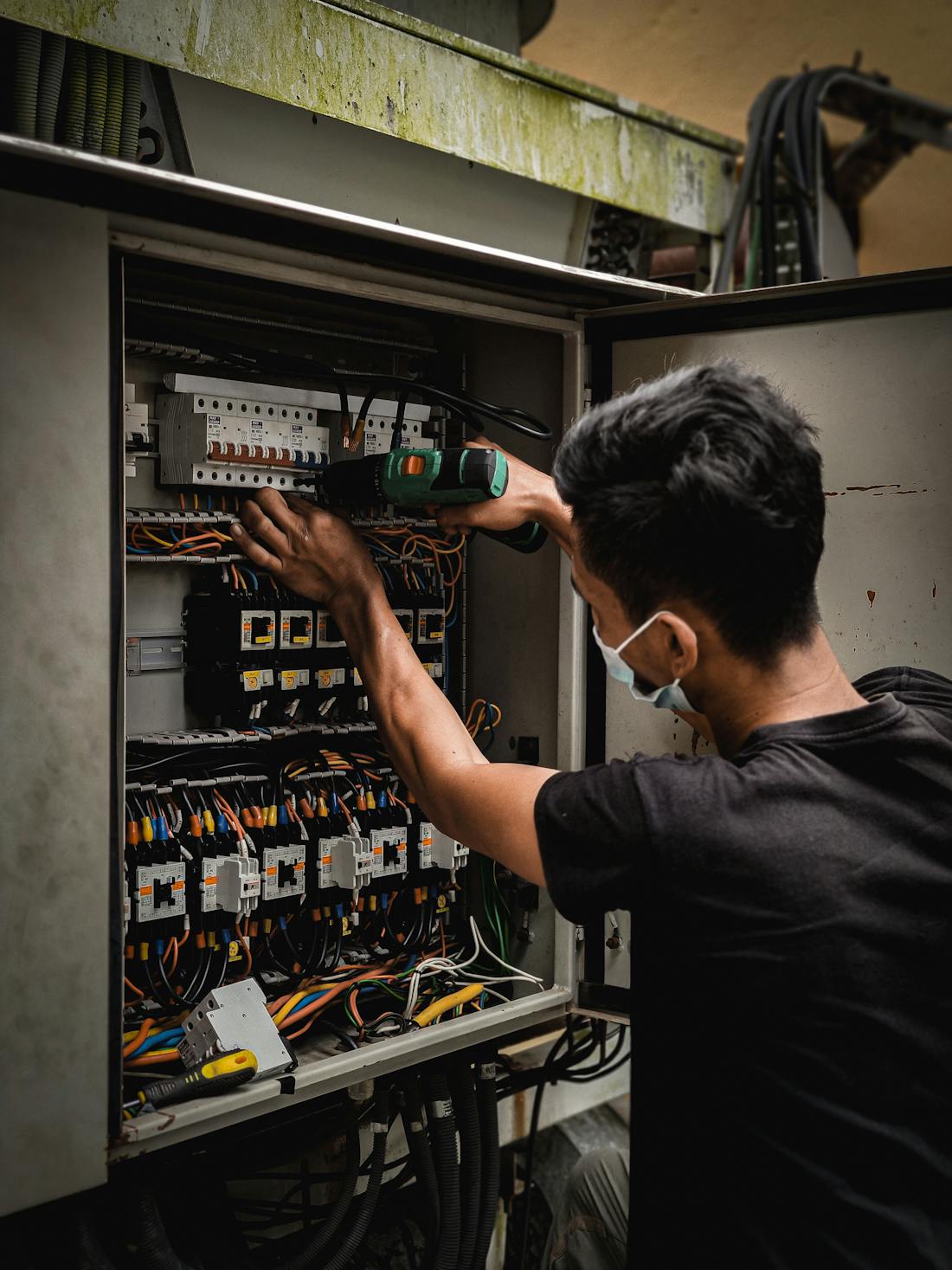 Emergency electrical repair — Shaats Electrical technician troubleshooting a tripped MCB distribution board in Chhatrapati Sambhajinagar (Aurangabad)