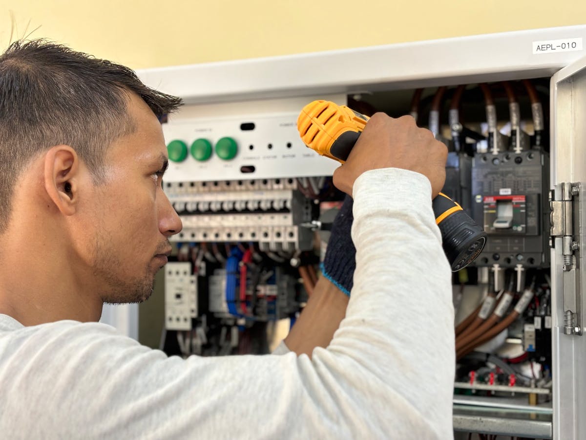 Shaats Electrical technician working on a residential MCB distribution board in Chhatrapati Sambhajinagar (Aurangabad)